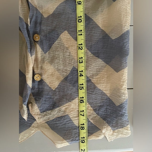 CHANEL
chevron print silk cape style blouse size M
Made in France - Picture 12 of 16